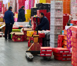 水果批發(fā)市場使用手動液壓搬運車搬運貨物的優(yōu)勢