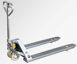 食品廠倉(cāng)庫(kù)使用不銹鋼手動(dòng)液壓搬運(yùn)車(chē)裝卸貨物